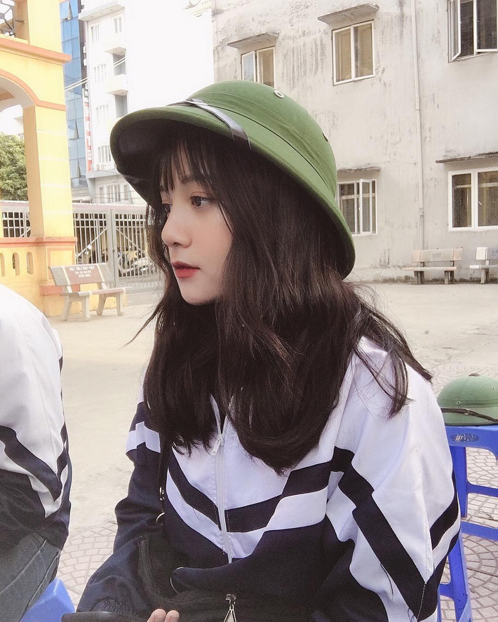 Cô nàng được nhận xét là sở hữu khuôn mặt khá Tây với sống mũi cao, đôi mắt to và sâu.