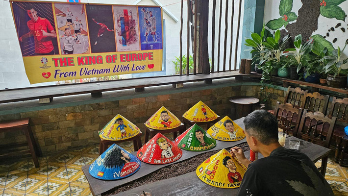 Cùng đi với Trường Định trong hành trình kéo dài 20 ngày, từ 17/6 đến hết vòng knock-out của EURO 2024 còn có vợ chồng Nguyễn Nhật Minh - Võ Thị Kim Quyên. Gần 2 năm trước tại “mùa đông đổ lửa” tại Qatar, cả hai cũng cùng nhau theo dõi 8 trận đấu tại World Cup 2022.