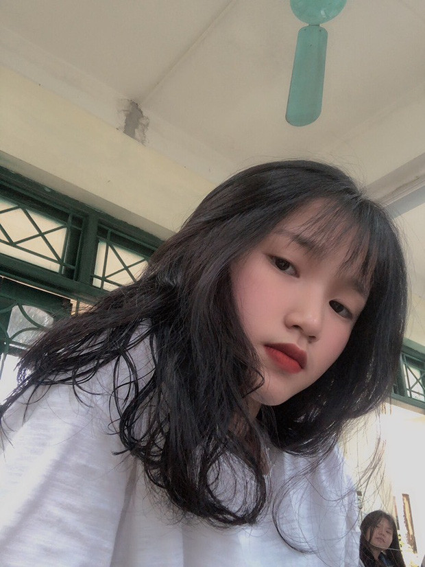 Mới đây, Trần Thị Kim Ánh (Mê Linh, Hà Nội) bất ngờ nổi tiếng trên MXH với tấm ảnh chụp trộm cô nàng ngủ gật trong lễ khai giảng.