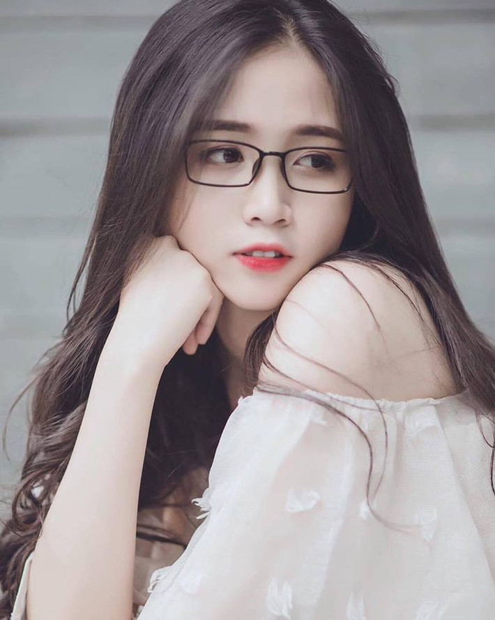 Sau khi bức ảnh được đăng tải, trang Instagram của Huyền thu hút hơn 40.000 lượt theo dõi. "Mặt gọn, da trắng là đủ combo xinh rồi", tài khoản K.A bình luận.