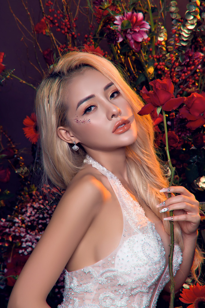 Ngân 98 nổi tiếng là hot girl chuyên làm trò lố, tạo dáng chụp ảnh phản cảm và thường xuyên dính vào chuỗi những scandal dài như "cô dâu 8 tuổi", không có hồi kết.