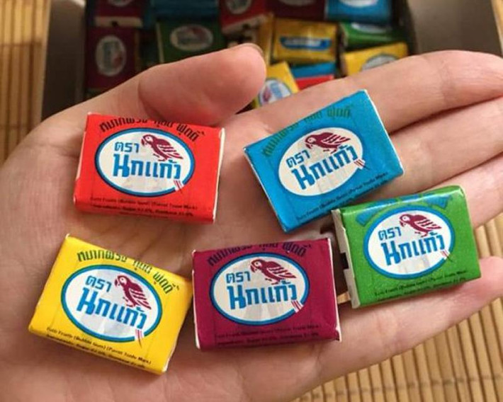 Những chiếc kẹo cao su con vẹt gây thương nhớ ngày ấy. Vừa có kẹo để ăn lại còn có hình dán đi kèm để dán lên người cho "ngầu".