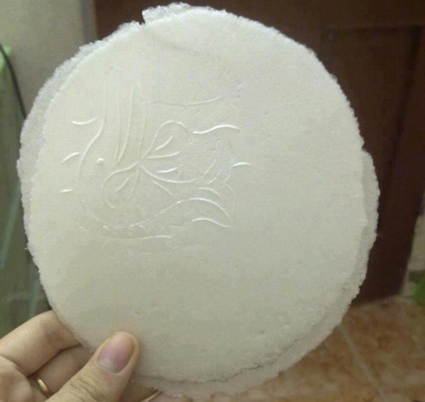 Những miếng bánh quế thời trước mỏng dính, 100 đồng là mua được một xấp khoảng 5 chiếc. Rồi cứ thế bọn trẻ bẻ ra chia nhau từng miếng nhỏ.