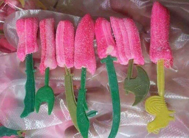 Những chiếc kẹo kiếm này chẳng ngon nghẻ gì, chỉ độc một vị ngọt đậm và lại còn cứng ngắc nhưng laị rất được nhiều đứa trẻ ưa chuộng.