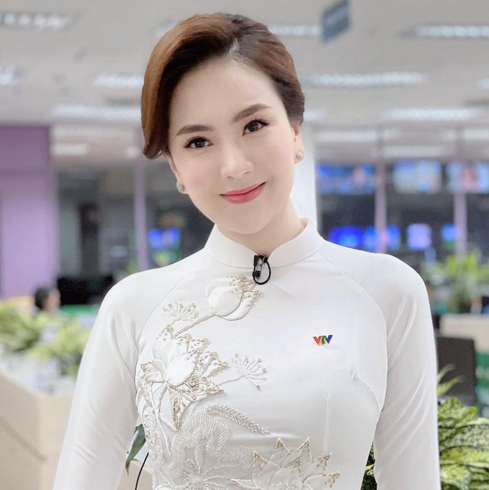 Mai Ngọc từng là một hot girl Hà Thành có tiếng, sau đó cô đạt được thành công khi trở thành MC, BTV truyền hình.