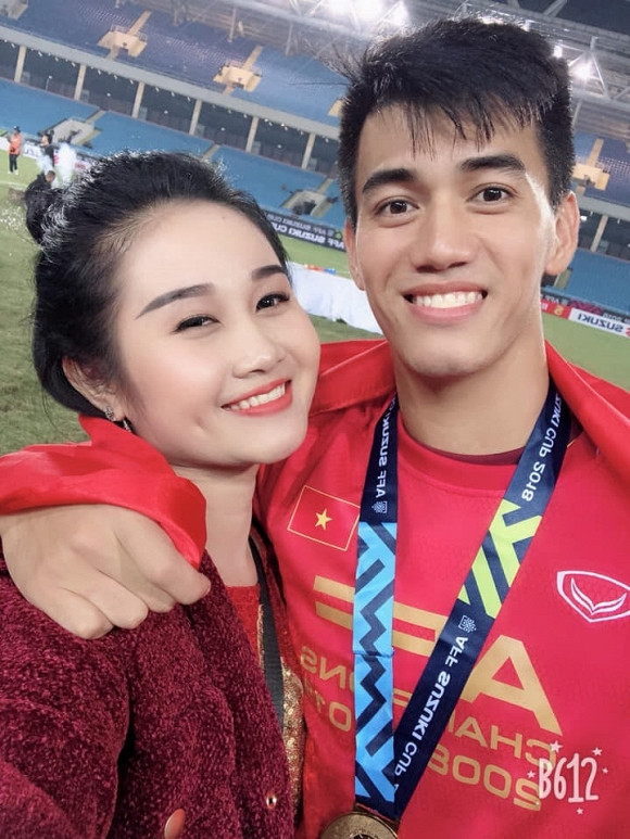 Trái ngược với sự mạnh mẽ, rắn rỏi và những có dứt điểm dứt khoát trên sân cỏ, cầu thủ Nguyễn Tiến Linh bên ngoài lại là người cực kỳ ngọt ngào, ưa bày tỏ tình cảm với bạn gái trên mạng xã hội.