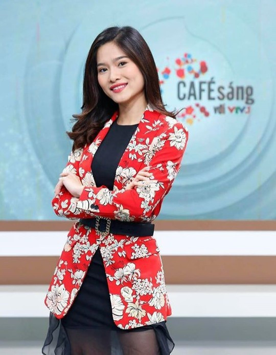 Bùi Mai Trang (sinh năm 1992) là nữ MC quen thuộc của loạt chương trình như Cafe Sáng với VTV3, Gặp gỡ Đông Tây, Tiền khéo Tiền khôn, Điều ước thứ Bảy... Khi dẫn một số bản tin trên VTV, Minh Trang thường diện trang phục lịch sự, có phần nghiêm túc để phù hợp với tính chất chương trình. Ngoài đời, MC 9X được nhận xét không khác nhiều so với trên truyền hình, gây ấn tượng với nụ cười tươi tắn thường trực.