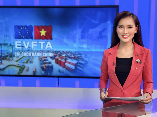 Đầu năm nay, Hoàng Linh Thuỷ (sinh năm 1992) là gương mặt mới của bản tin Thời sự 19h, cùng với đồng nghiệp Trần Quốc Anh là MC trẻ nhất được trao cơ hội dẫn Thời sự 19h thời điểm đó. Trước đó, cô từng dẫn dắt bản tin Chào buổi sáng, Studio 3, Thế giới hôm nay.