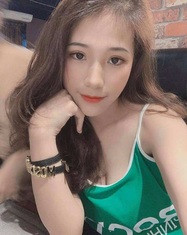 Bà mẹ trẻ cho biết, cô tăng ít cân khi mang thai vì do cơ địa vốn nhỏ nhắn, và một lối sống năng động: “Mình suy nghĩ rằng mẹ ăn được thì con sẽ phát triển tốt nên ăn uống khá thoải mái trong khi bầu bí. Mình thèm gì ăn nấy, những tháng cuối còn ăn nhiều hơn nữa, mỗi ngày 3 bữa đều đặn. May mắn là cơ địa mình không tăng nhiều nên tổng cộng chỉ lên 11kg. Ngoài ra vì đặc thù công việc kinh doanh, mình phải đi lại, vận động nhiều nên có lẽ đây là một trong những bí quyết giúp mình không bị “phát phì” và giữ được sự nhanh nhẹn cho đến gần ngày sinh”.