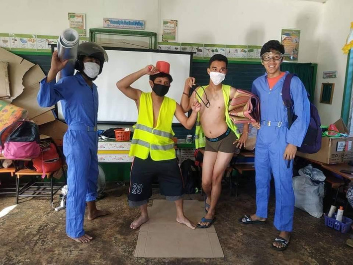 Mới đây, một diễn đàn lớn trên mạng xã hội Facebook chia sẻ hình ảnh người dân tại Philippines nhận được quần áo từ thiện sau khi phải hứng chịu trận động đất mạnh và núi lửa phun trào khiến tất nhiều người mất nhà cửa, tài sản. Đây có lẽ sẽ là những hình ảnh vô cùng cảm động nếu như không phải các trang phục được tặng không hề có tính ứng dụng.