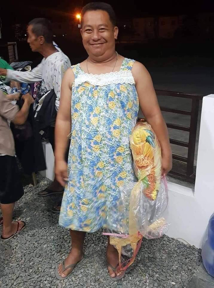 Nhận được những bộ quần áo từ thiện không thể dùng được nhưng nhiều người dân phải di tản tại Philippines vẫn vô cùng vui vẻ, hài hước mặc thử rồi tạo dáng chụp ảnh đăng tải lên mạng xã hội khiến cộng đồng vừa thương vừa buồn cười.