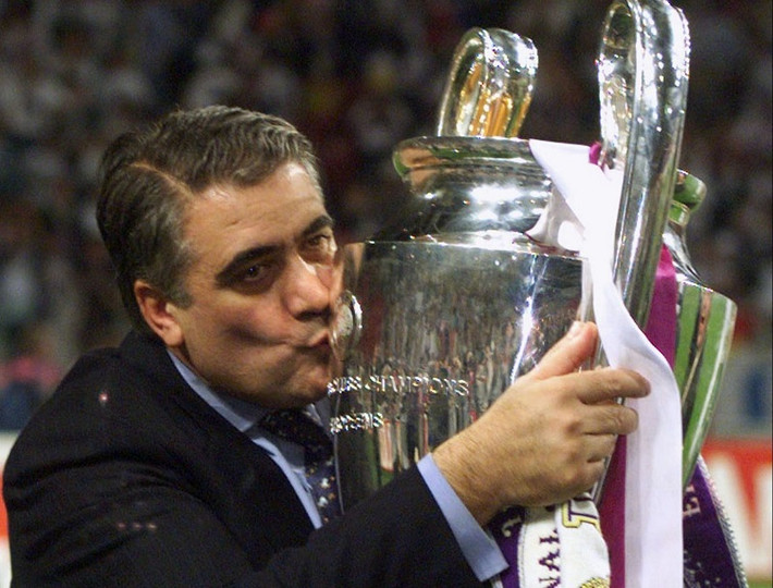 Mới đây, Fernando Sanz, người từng thi đấu cho Real Madrid giai đoạn 1996 - 1999 lên tiếng xác nhận thông tin cha của mình, cựu chủ tịch CLB Real Madrid là Lorenzo Sanz đã qua đời vì Covid-19. "Cha tôi vừa qua đời. Ông ấy không đáng ra đi theo cách này. Một trong những người giỏi nhất, dũng cảm nhất, làm việc chăm chỉ nhất mà tôi đã từng biết rời bỏ chúng tôi. Gia đình và Real Madrid là niềm đam mê của ông ấy. Yên nghỉ nhé cha" - Fernandao viết.