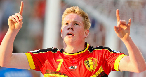 De Bruyne, cầu thủ người Bỉ, từng bị bạn gái cắm sừng để trả thù việc De Bruyne “mèo mỡ” với bạn thân cũ của cô. Chính kẻ cắm sừng, cô nàng Caroline, lên báo xác nhận lén lút qua lại với Thibaut Courtois, thủ thành số 1 của Chelsea.