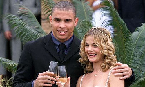 Cô vợ Milene Domingues đã dan díu với đồng đội của Ronaldo, Clarence Seedof, suốt hai năm trời.