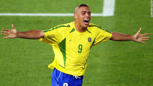 Ronaldo, một trong số những tiền đạo xuất sắc nhất mọi thời đại không chỉ của bóng đá Brazil mà còn của cả thế giới, cũng từng bị vợ cắm sừng.