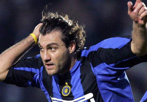 Bobo Vieri, cầu thủ người Italia, cũng rất nổi tiếng với sở thích thay người yêu như thay áo. Thế nhưng, với cô bạn gái Melissa Satta, Vieri lại hoàn toàn chân thành. Ở bên Melissa, Bobo không còn nghĩ đến những người đẹp khác nữa mà anh luôn dành thời gian rảnh rỗi để được ở bên bạn gái.