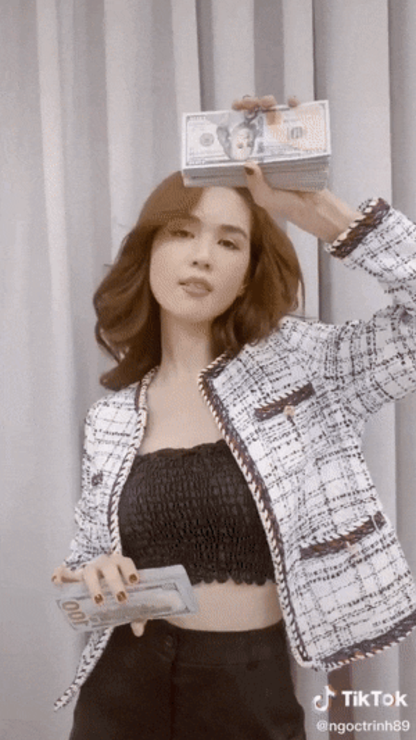 Ngay sau khi vừa xuất hiện, rất nhiều ngôi sao, hot teen đã tham gia trào lưu "đi đường quyền". Điển hình trong số đó là người mẫu Ngọc Trinh, người bắt trend cực nhanh và có đến 2 clip liên quan đến trào lưu hài hước này.