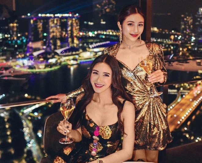 Xuất thân giàu có và có tầm ảnh hưởng trong lĩnh vực thời trang, trên mạng xã hội, cặp mẹ con Jamie Chua - Calista Cuaca nổi tiếng với lối sống xa hoa khi thường xuyên khoe ảnh du lịch sang chảnh và tủ đồ hiệu đắt tiền.