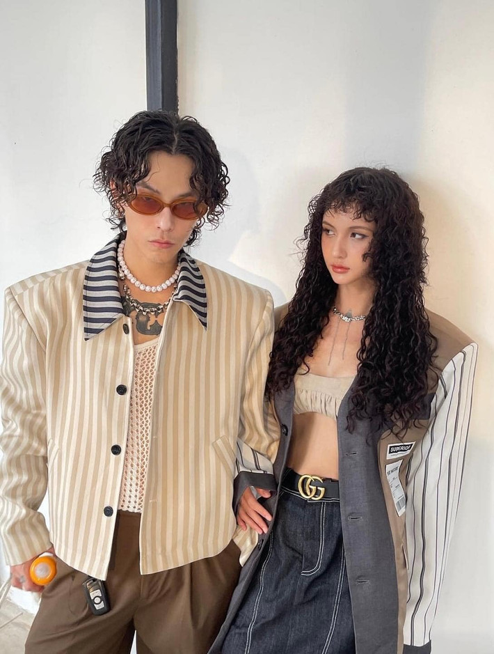 Về phía ngược lại, cộng đồng mạng tấn công shop thời trang của Decao khiến fanpage phải tạm khóa. Một số nhóm anti-fan của Decao cũng được lập ra. Trong đó, nhóm có tên “T-ẩy ch-ay Decao” hiện có hơn 1.200 thành viên. Nhiều bài đăng gần đây trên Instagram của Decao đều khóa bình luận.