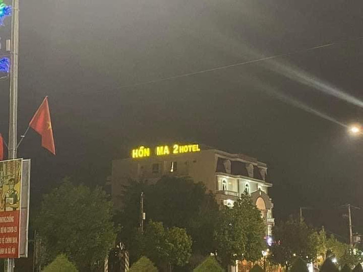 Tên khách sạn này bị mất chữ, chỉ còn "Hồn ma hotel", chắc phải rất can đảm mới dám vào đây thuê phòng.