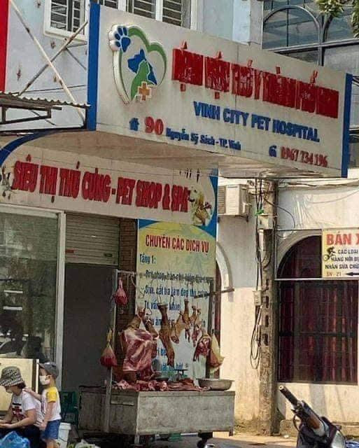 Bày bán thịt lợn trước của siêu thị thú cưng, vậy rồi ai còn dám đem thú cưng của mình vào siêu thị đó nữa.