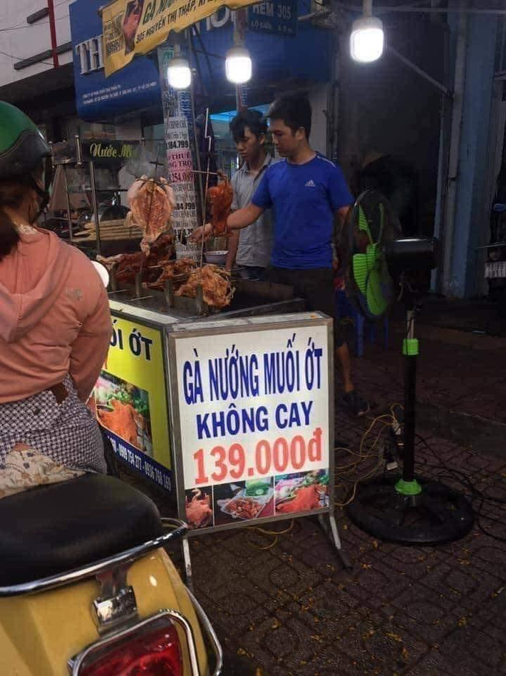 Ông bà ta thường nói "ớt nào mà ớt chẳng cay", thế nhưng quán gà nướng muối ớt này tự tin không hề cay.
