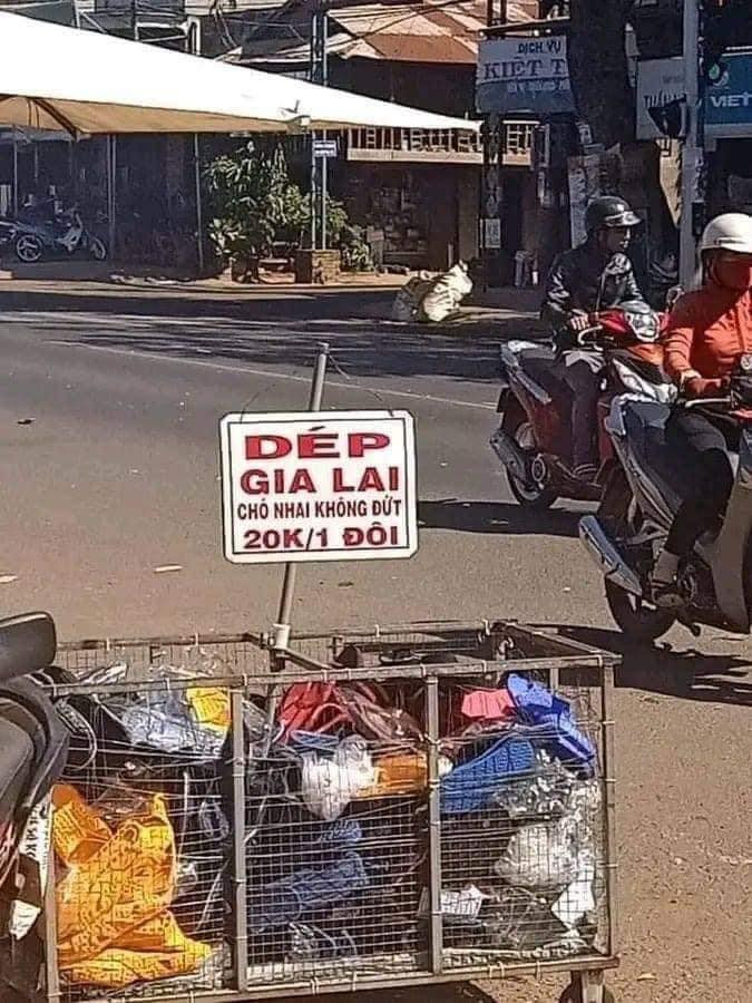 Biển hiệu bán dép với slogan cực ấn tượng: "Dép Gia Lai chó nhai không đứt".