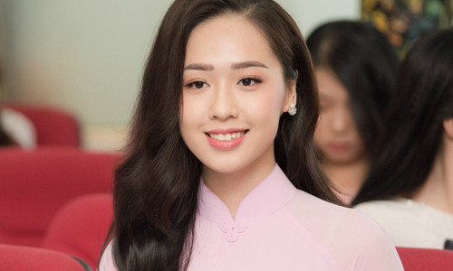 Ngay sau đó, danh tính của cô nàng được dân mạng ráo riết tìm kiếm, Cô tên Phạm Ngọc Hà My, sinh năm 1996 đến từ Hà Nôi. Thời điểm được lựa chọn để tặng hoa tổng thống, Hà My đang là sinh viên Học viện Ngoại giao.