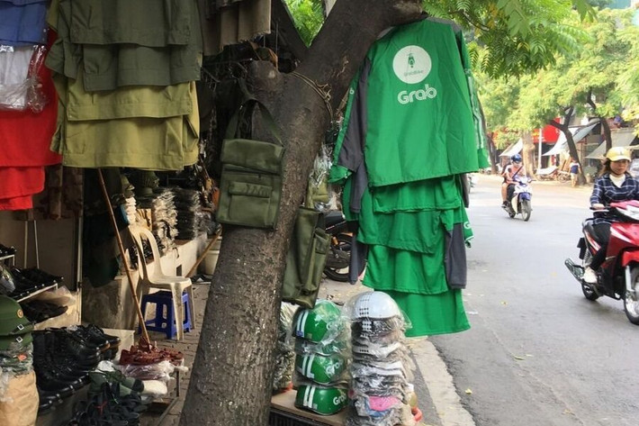 Đồng phục Grab được bày bán khá nhiều ở 1 số cửa hàng tại Hà Nội.