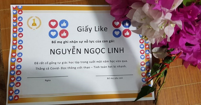 Trong "giấy like" ghi nội dung: “Bố mẹ ghi nhận sự nỗ lực của con gái Nguyễn Ngọc Linh đã rất cố gắng, tự giác học tập trong suốt một năm học vừa qua. Thắng cả COVID- đọc thông viết thạo - tính toán hơi bị nhanh. Bố mẹ yêu con".