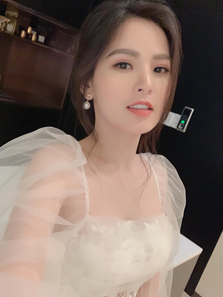Phi Huyền Trang có tên gọi khác là Trang Phi. Cô là một hot girl, người mẫu, diễn viên có tiếng nhờ vẻ ngoài xinh đẹp và vòng 1 quyến rũ.
