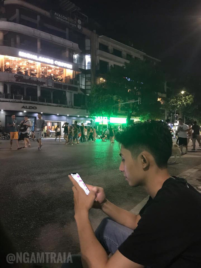 Mới đây, trên fanpage chuyên chia sẻ hình ảnh trai đẹp có đăng tải bức ảnh chụp trộm một nam sinh đang ngồi uống nước ở Hồ Gươm, chàng trai này nhanh chóng được hội chị em chia sẻ rộng rãi.