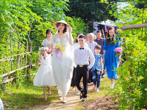 Theo đó, chú rể cao 1m4, còn cô dâu cao 1m94. Cả hai người đều rất hạnh phúc, tươi cười sánh đôi trong lễ cưới của mình dù có sự chênh lệch chiều cao khá lớn. - Ảnh: Đinh Thịnh