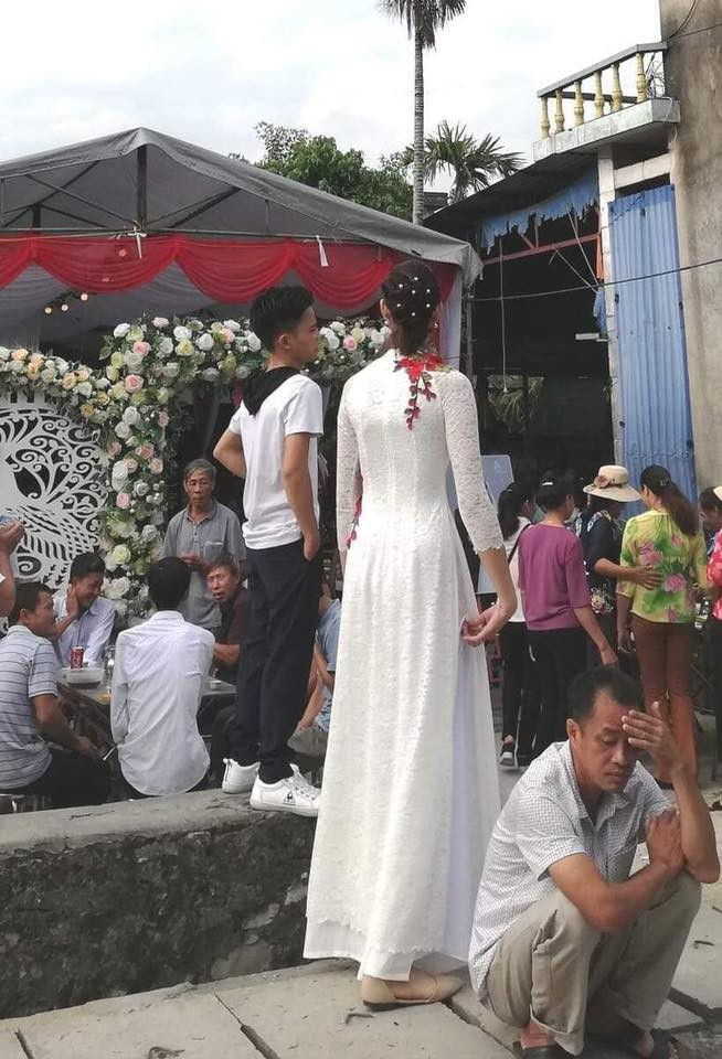 Ngay lập tức, loạt ảnh về cặp đôi chênh lệch chiều cao đã nhận về hơn 10 nghìn lượt like cùng hàng trăm chia sẻ, bình luận. Ngoài gửi lời chúc phúc, không ít cư dân mạng tò mò về tính chân thực phía sau những bức ảnh.