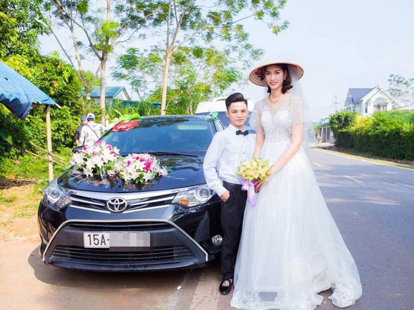 Chiều 7/10, mạng xã hội xôn xao trước những hình ảnh về cặp đôi đũa lệch chồng lùn – vợ cao ở Hải Phòng gây xôn xao. - Ảnh: Đinh Thịnh