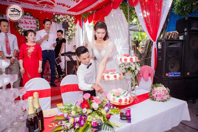 Ngay sau đó, cô dâu - nhân vật chính của câu chuyện đã lên tiếng chia sẻ: “Chúng em yêu nhau và tìm hiểu một thời gian dài mới tiến tới hôn nhân. Anh và em đều không có vụ lợi hay tính toán gì hết. Em mong mọi người đừng đưa câu chuyện đi quá xa, ảnh hưởng đến cuộc sống của chúng em cũng như gia đình hai bên”. - Ảnh: Đinh Thịnh