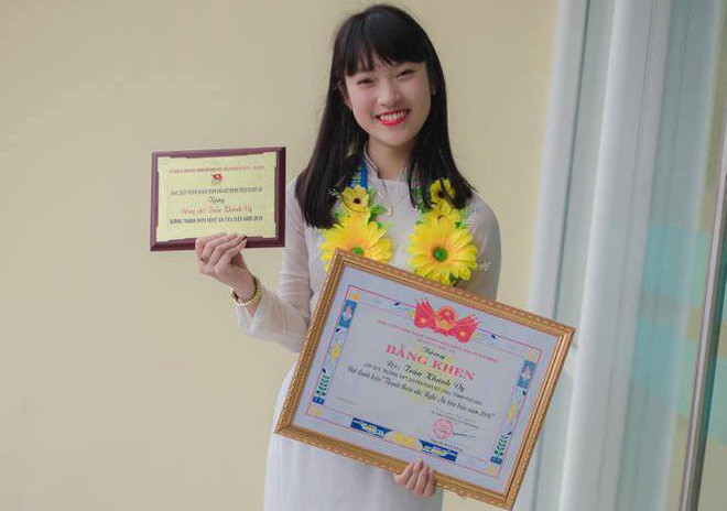 Hot girl đa tài - Khánh Vy là cựu học sinh chuyên Anh của trường THPT chuyên Phan Bội Châu (Nghệ An). Khi còn đi học, cô bạn tạo thiện cảm với người đối diện nhờ gương mặt sáng, mái tóc cắt bằng dễ thương và nụ cười tươi đã thành "thương hiệu".