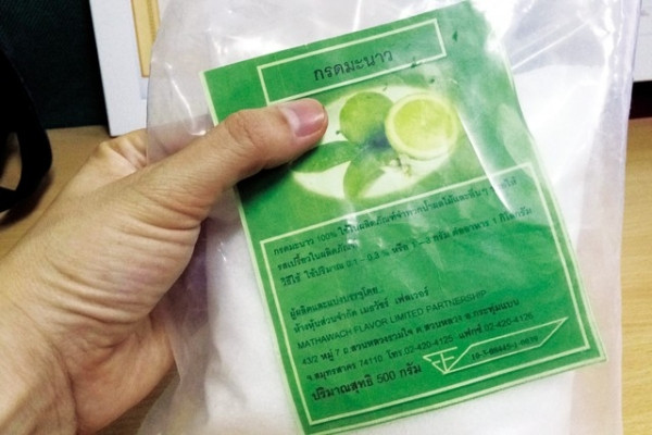 Đi sâu vào nguyên liệu để cho ra cốc trà chanh, tưởng chừng không có hoá chất độc hại, phẩm màu lạ như trà sữa bởi cách pha đơn giản, nguyên liệu dễ kiếm. Thế nhưng, để có được "siêu lợi nhuận" nhiều quán trà đã mua hoá chất rẻ thay cho chanh và trà thông thường.