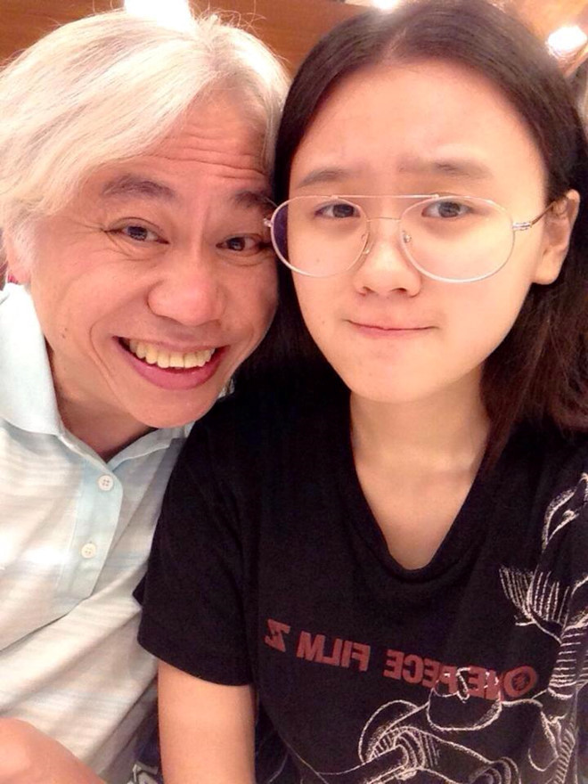Được biết, Lý Khôn Thành là bạn của bố Lâm Tĩnh Ân. Nhiều lần qua nhà bạn chơi, nhạc sĩ này đã nảy sinh tình cảm với con gái của bạn. Lâm Tĩnh Ân sau đó đã bỏ học, chuyển về sống với Lý Khôn Thành dù bị bố mẹ từ mặt và dư luận xôn xao bàn tán. Hiện tại, sau 6 năm họ vẫn hạnh phúc bên nhau.