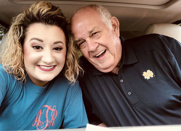 Khi đi ra ngoài, Alexis Tadlock, 24 tuổi và Charles, 79 tuổi thường bị hiểu nhầm là 2 ông cháu hoặc bệnh nhân và người chăm sóc.
