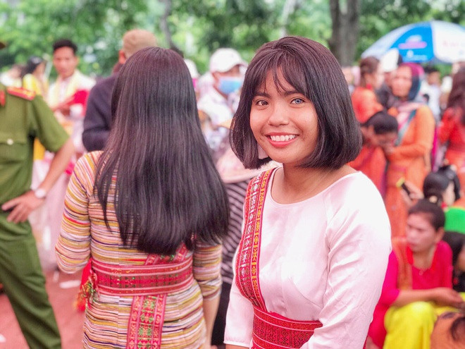 “Lên đại học, nhiều người vẫn để ý tới đôi mắt 2 màu của mình. Đôi khi, một số nhìn chằm chằm khiến mình hơi ngại và không được tự nhiên lắm. Tuy nhiên, mình may mắn khi có thầy cô, bạn bè tâm lý, yêu quý. Điều này khiến mình thoải mái và cảm thấy đôi mắt của mình cũng có chút đặc biệt”, SaPa cho hay.