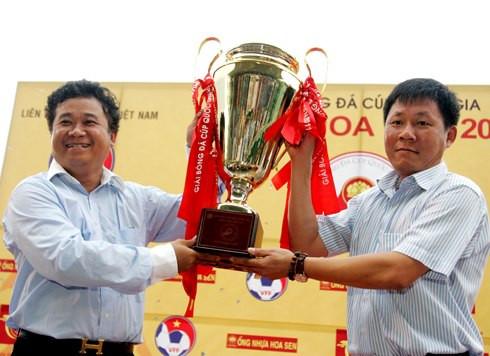 Đến mùa giải 2011, bầu Thọ quyết định đổi tên CLB Quân khu 4 thành CLB Navibank Sài Gòn và không tiếc tiền mua Quang Hải (9 tỷ đồng), Tài Em (7 tỷ), Duy Khanh, Được Em (12 tỷ) để làm mới đội hình. Tuy nhiên, sau V.League 2012, Navibank Sài Gòn tuyên bố giải thể bởi làm bóng đá quá tốn kém và đốt của bầu Thọ hơn 300 tỷ trong 3 năm.