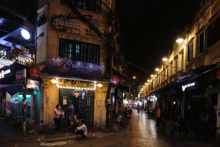 Tạ Hiện vốn là một trong những con phố có cuộc sống về đêm sôi động bậc nhất Hà Nội. Từ 19 giờ đến 3 giờ, những quán nhậu, bar trong khu vực này đều đông nghịt người, đặc biệt là vào những ngày cuối tuần. Thế nhưng mọi chuyện lại thay đổi hoàn toàn từ sau khi dịch Covid-19 bùng phát.