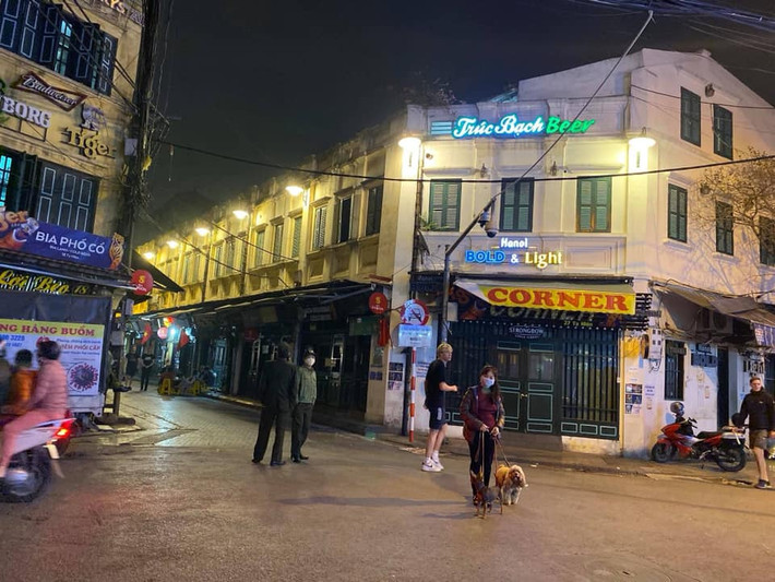 Lực lượng an ninh, công an phường cũng phải túc trực tại phố Tạ Hiện và những con phố nhộn nhịp khác để tránh hoạt động kinh doanh "chui" phát sinh. Hiếm khi người dân khu vực này lại còn có thể dắt chó đi dạo vào buổi tối như thế này.