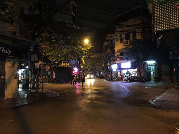 Không chỉ ở Tạ Hiện mà trên khắp các con phố Hà Nội đều rơi vào tình trạng "vắng tanh như chùa Bà Đanh". Việc này một phần là do khuyến cáo tránh nơi đông người của thành phố, người dân hạn chế đi lại, phần khác là học sinh, sinh viên và người đi làm được nghỉ dài ngày.