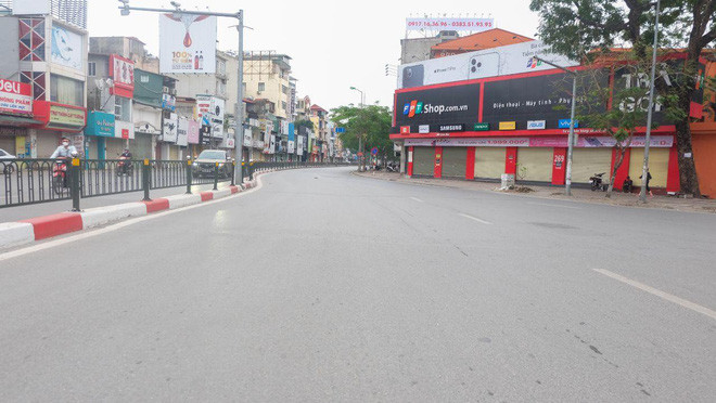 Ngay cả buổi sáng, ở nhiều tuyến phố đông đúc của thủ đô cũng thưa thớt bóng người. Xem thêm clip: Hàng loạt quán hàng đóng cửa sau nghị định 100 và dịch Covid-19| VTC14 - Nguồn: Youtube