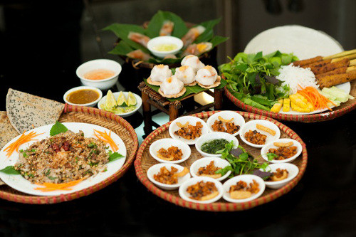 Quán nhỏ nhưng sạch sẽ, thiết kế xinh xắn, có phong cách, phục vụ nhanh nhẹn. Thực đơn quán khá đầy đủ từ các loại nem lụi, bánh bèo, bánh ướt, bánh ram, bánh nậm... đến bún bò, bún thịt nướng hay những món chè Huế quen thuộc.