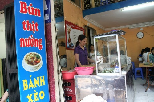 Bún thịt nướng, bánh xèo Huế, Tô Hiến Thành. Trong số các quán ăn Huế ở Hà Nội, đây là một địa chỉ yêu thích từ lâu của dân văn phòng và những người dân quanh khu phố Tô Hiến Thành. Quán chỉ có 3 món: bún thịt nướng, bánh xèo và phở cuốn Huế.