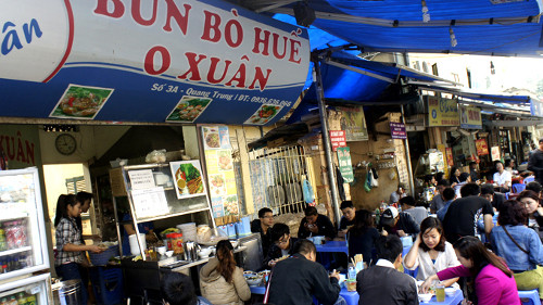 O Xuân, phố Quang Trung. Bún bò Huế là món ăn được mọi người ưa thích nhất ở quán O Xuân. Bát bún đầy đặn, các đồ ăn kèm như móng giò, thịt bò hay tiết đều “ra tấm ra miếng”, nước dùng tuy đậm đà nhưng vẫn có vị thanh nhẹ, phù hợp với khẩu vị người Hà Nội.
