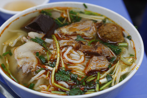 Ngoài bún bò Huế, thực đơn của quán có cả nem lụi và nhiều món bánh Huế nhưng những món này ăn chỉ ở mức tương đối chứ chưa thực sự nổi trội hẳn như bún bò. Dù là quán vỉa hè nhưng, O Xuân có giá khá cao, khoảng 50.000 - 60.000 đồng/tô do quán ở gần phố cổ.